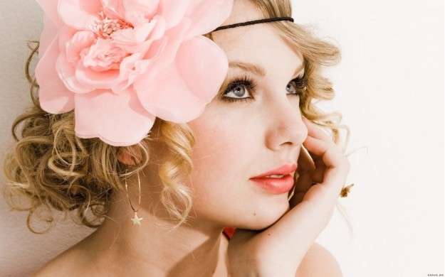 Taylor Swift e il fiore tra i capelli