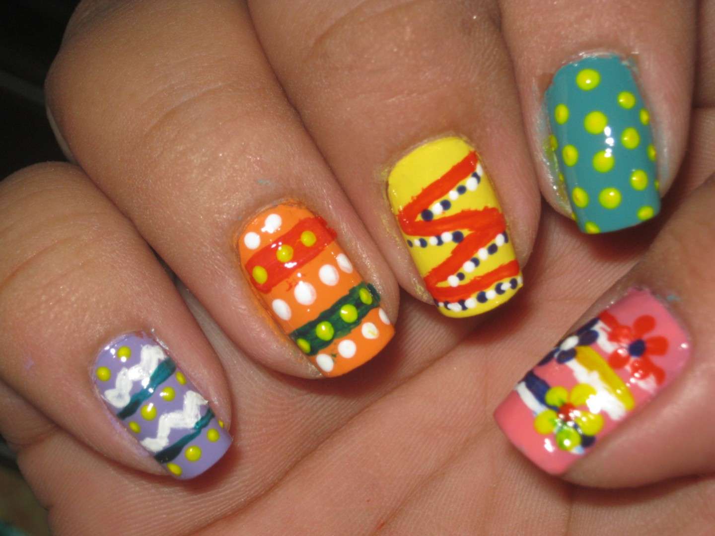 Nail art colorata con uova di Pasqua