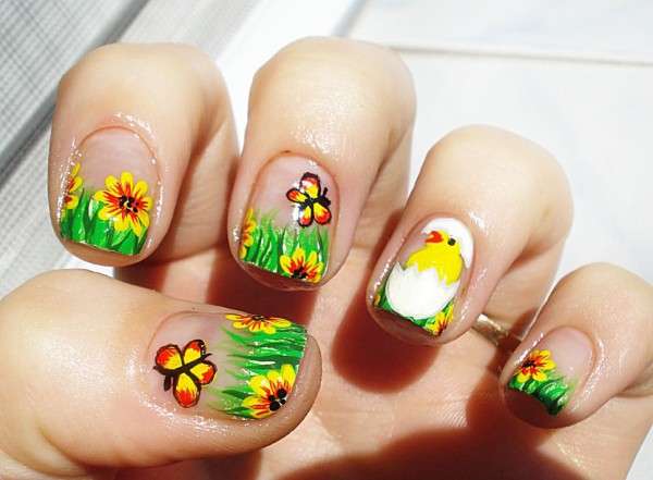 Nail art con fiori e pulcino