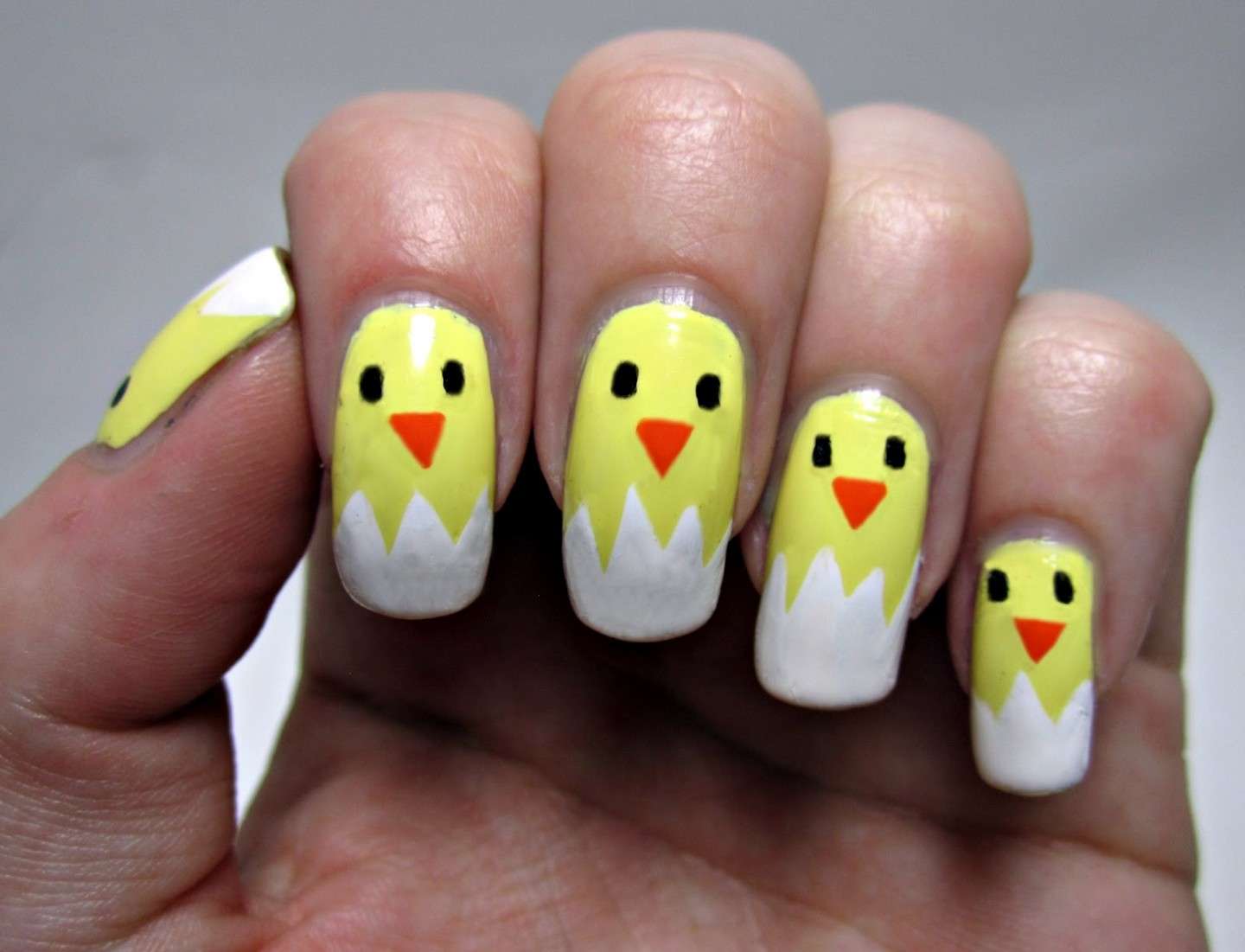 Nail art con pulcino giallo