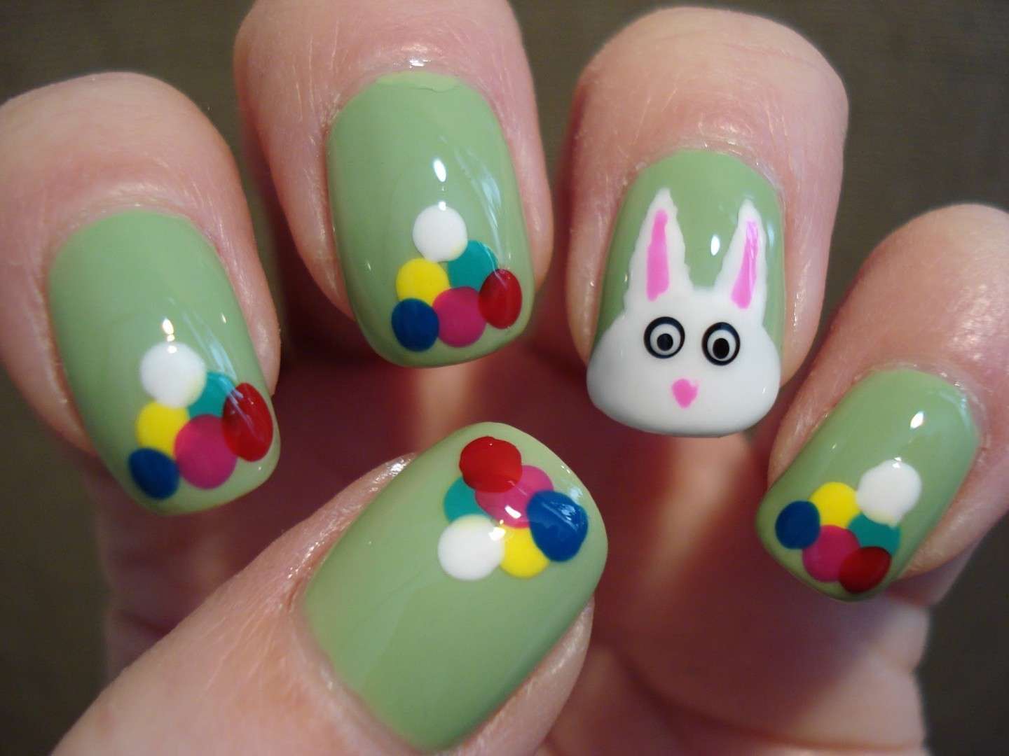 Nail art verde con simpatico coniglio