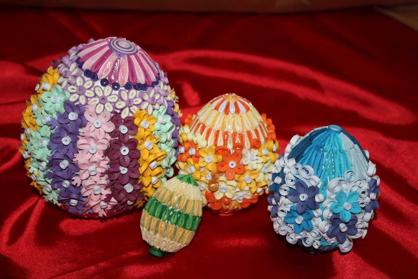 Uova di pasqua decorate con il quilling