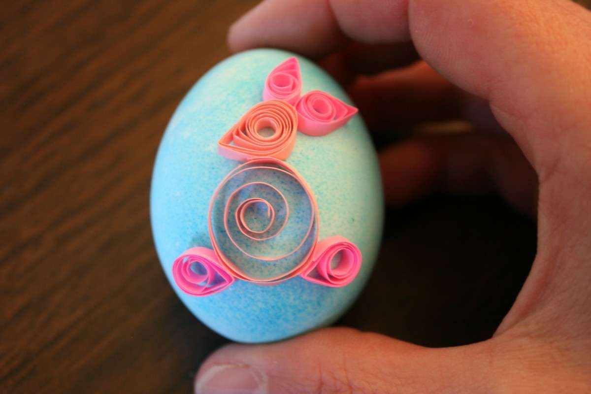 Conglietto rosa di quilling su uova di Pasqua