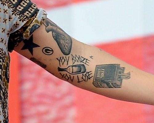 Harry Styles, tattoo bottiglia