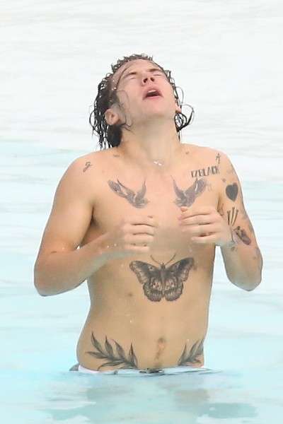 Harry Styles in acqua