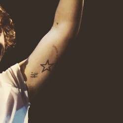 Harry Styles, tatuaggio Hi