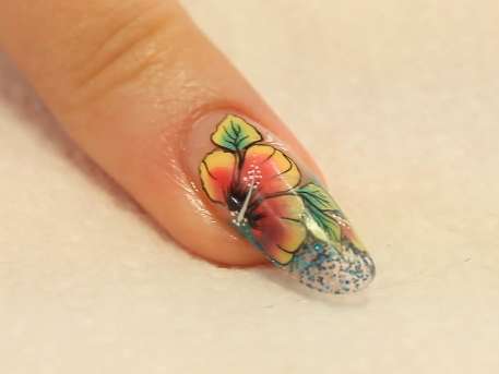 Dettagli della nail art con girasoli