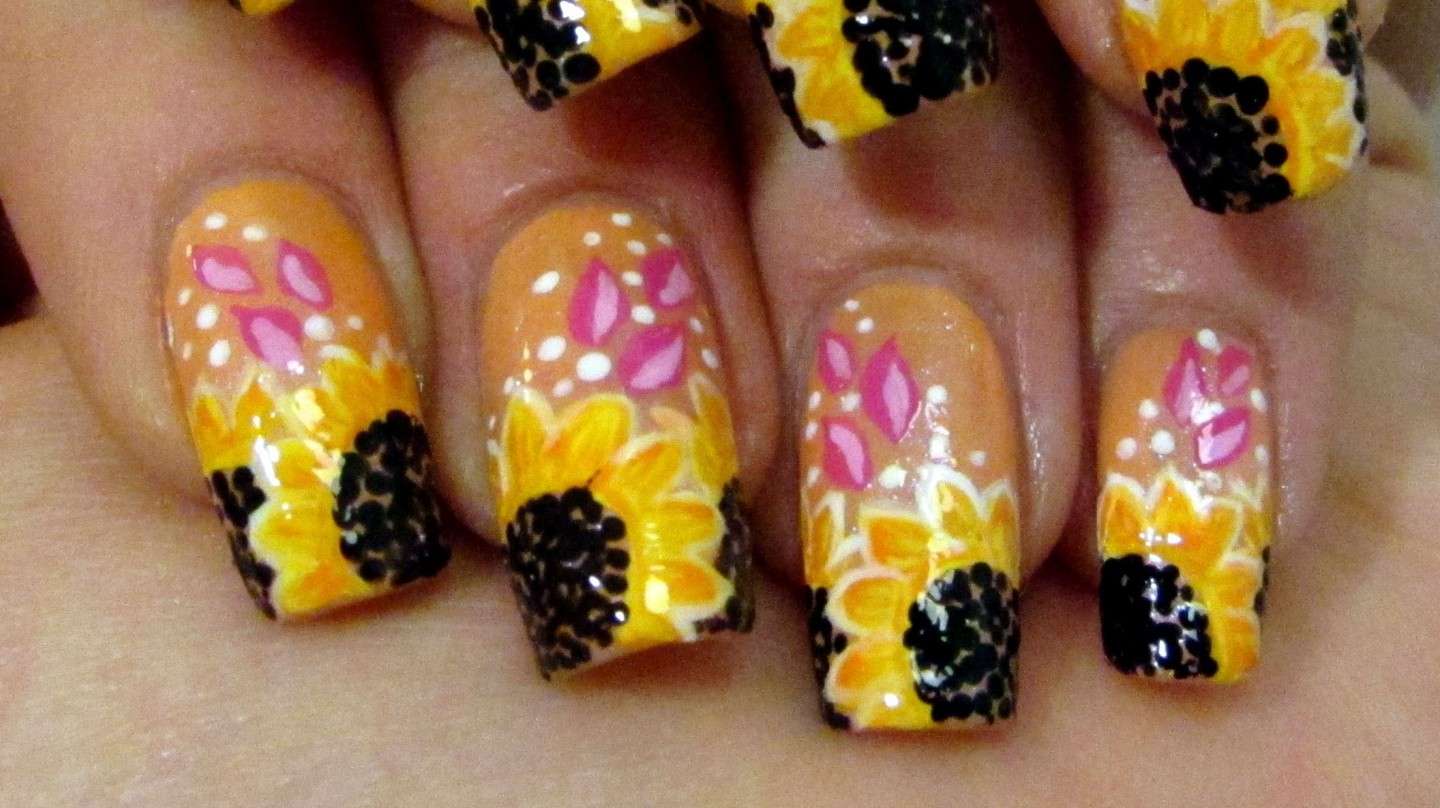Nail art colorata con girasoli