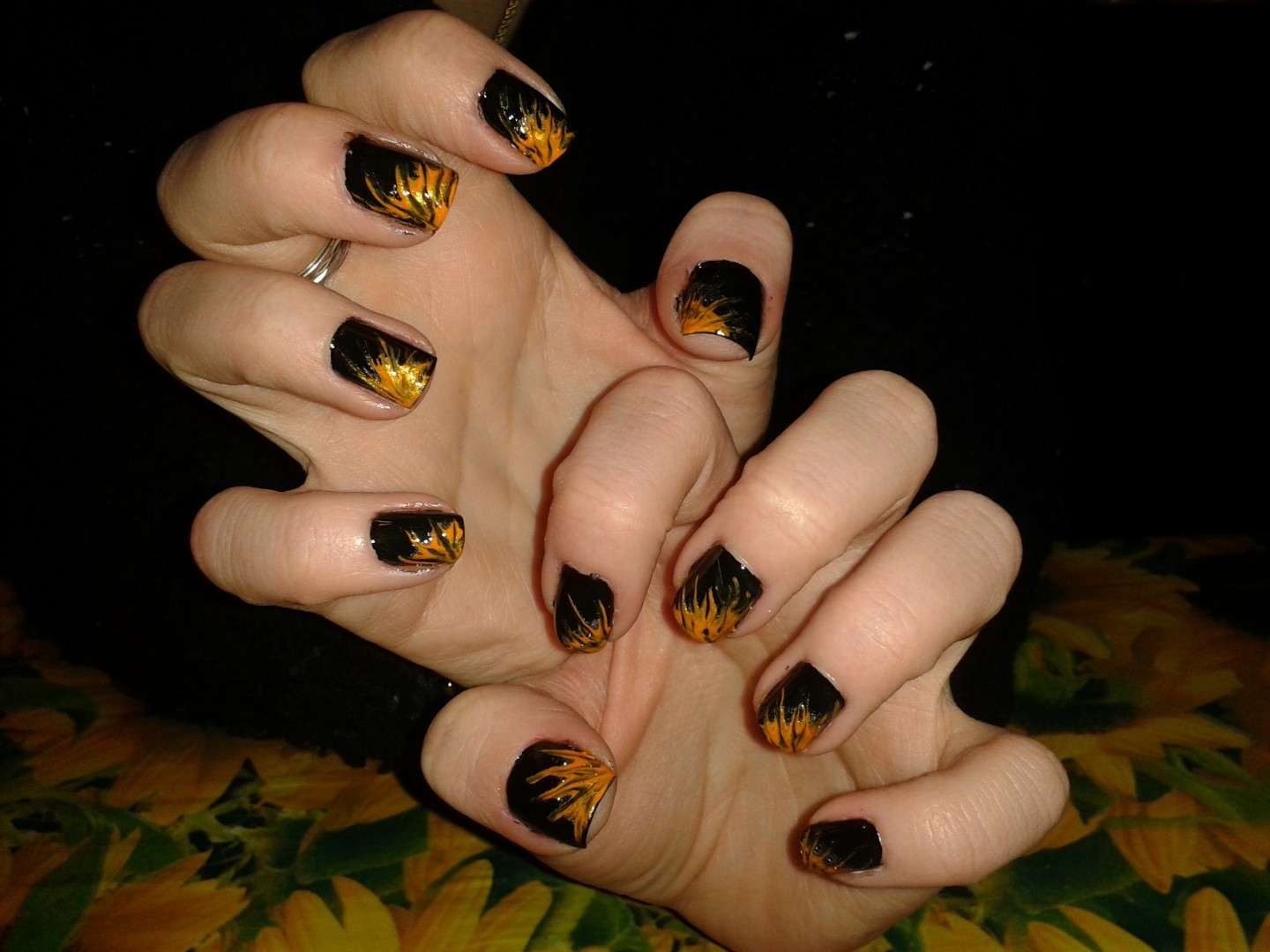 Nail art nera con girasoli