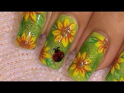 Nail art verde con girasoli