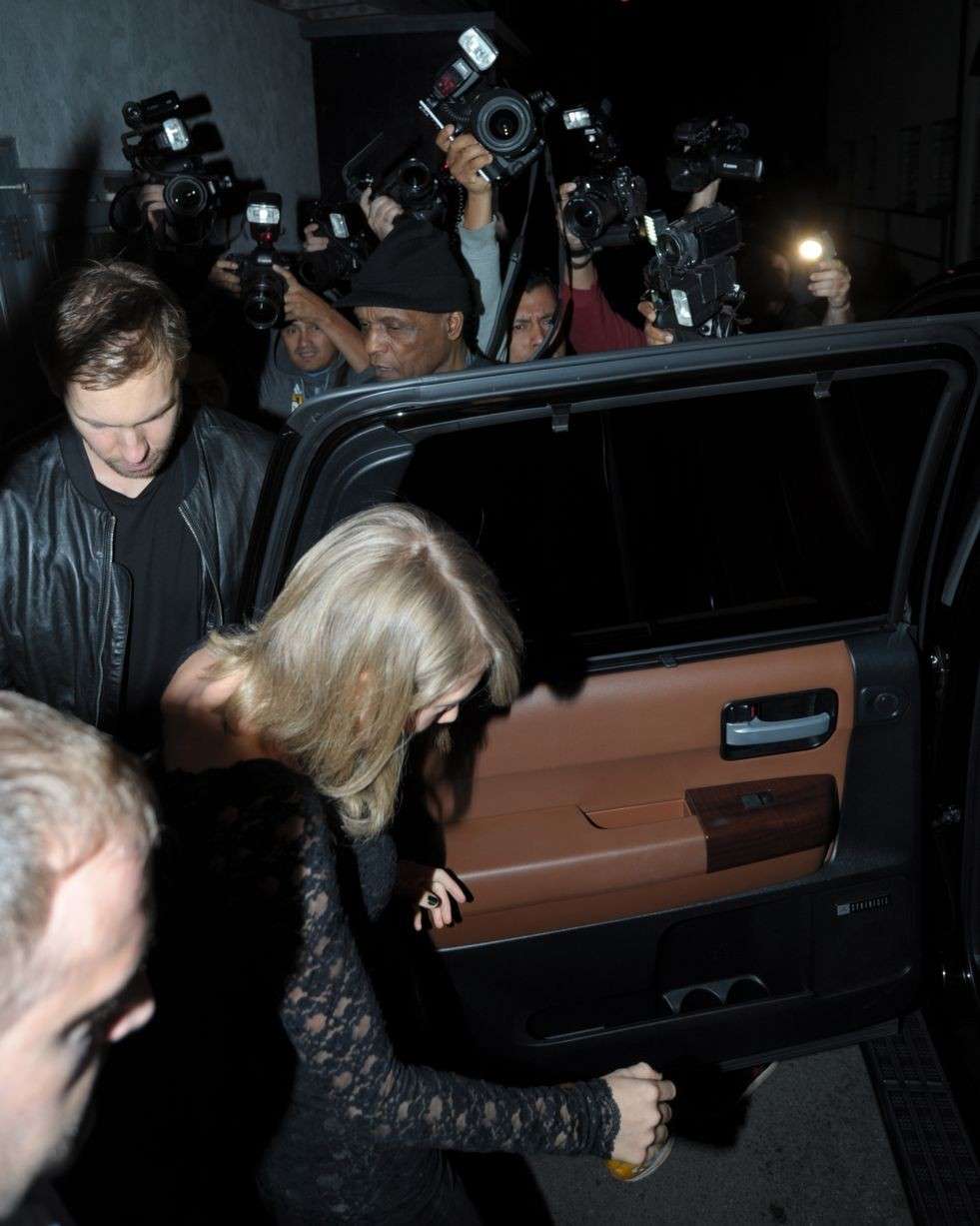 Taylor Swift e Calvin Harris assediati dai fotografi