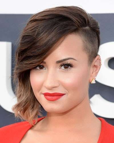 Taglio capelli scalati Demi Lovato