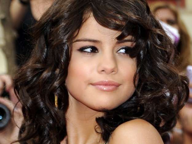 Taglio capelli scalati e ricci per Selena Gomez