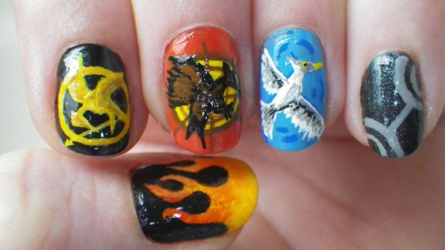 I simboli di Hunger Games per le unghie