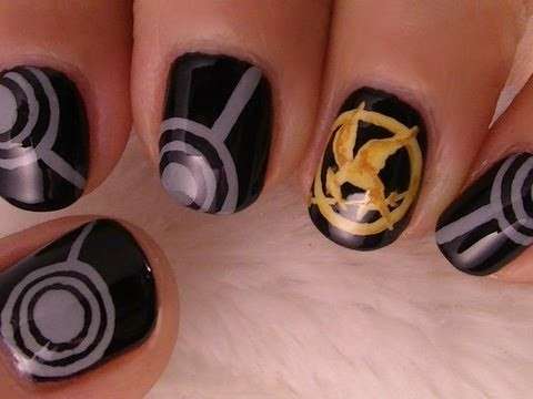 Nail art con simbolo di Hunger Games