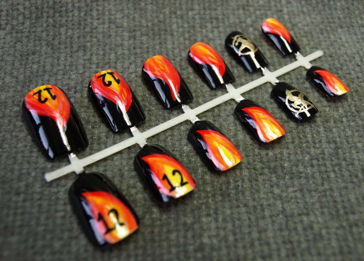 Nail art di Hunger Games con il numero 12