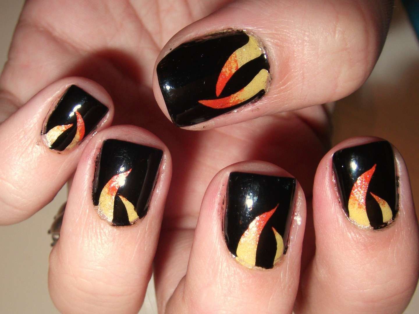 Nail art ispirata a La ragazza di fuoco