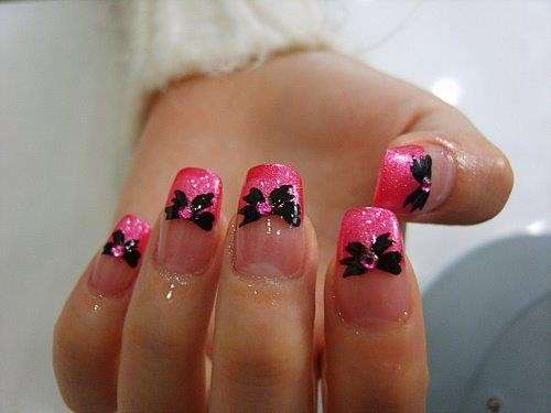 French manicure rosa con fiocchi neri