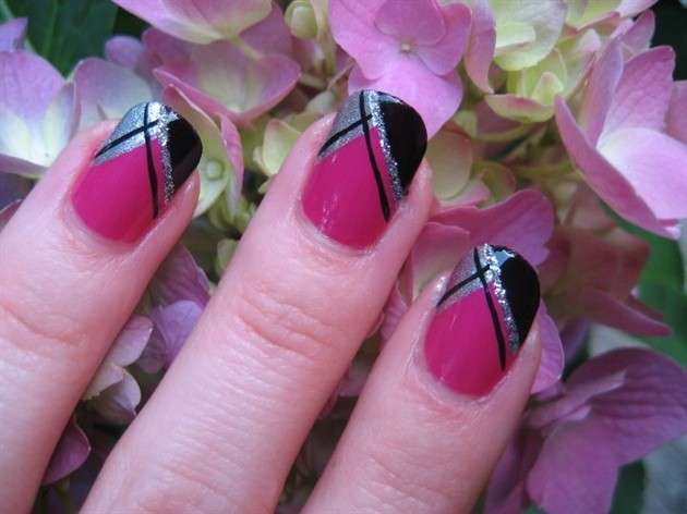 Nail art rosa con decorazioni silver e nere