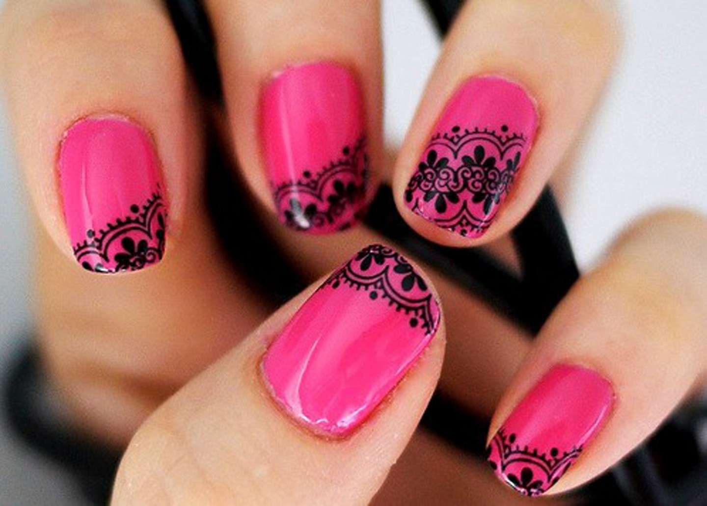 Nail art rosa con dettagli neri