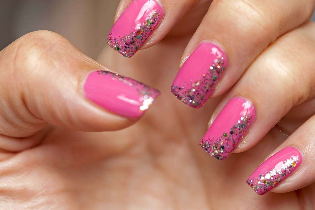 Nail art rosa con glitter colorati