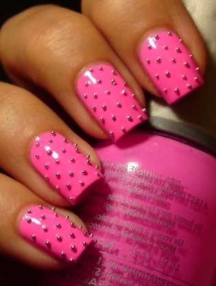 Nail art rosa con perline