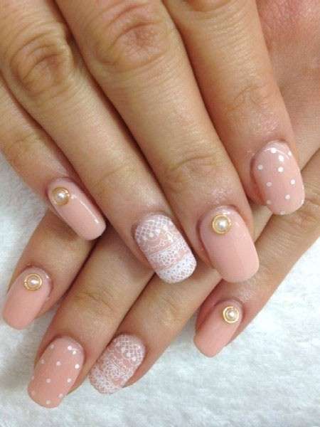 Nail art rosa con pois e perle