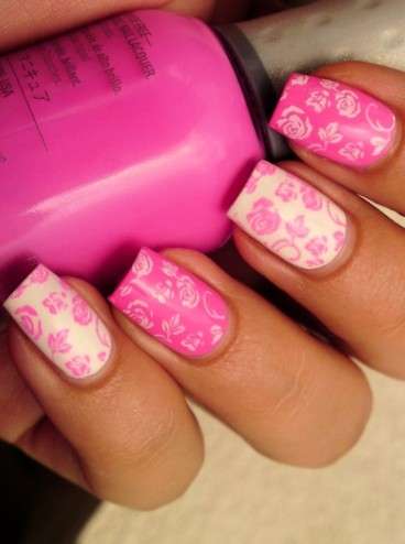 Nail art rosa con rose