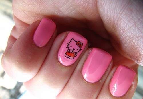 Nail art rosa di Hello Kitty