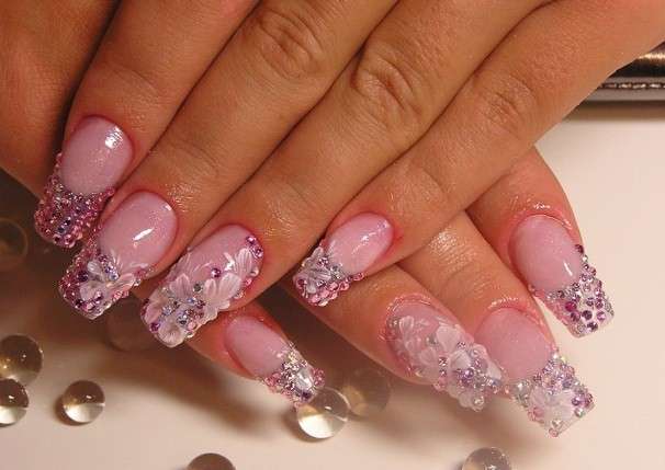 Particolare nail art rosa con strass