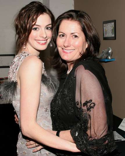 Anne Hathaway sorride con sua madre