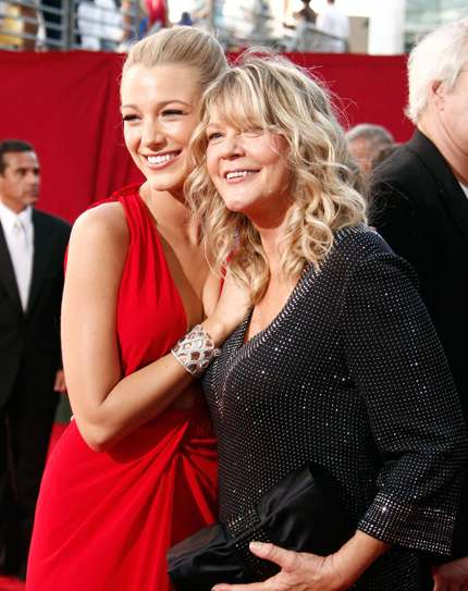 Blake Lively sul red carpet con la mamma