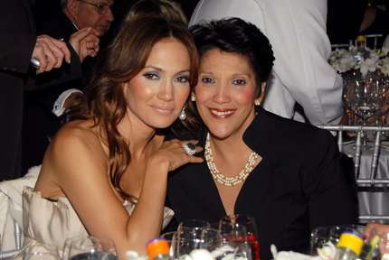 Jennifer Lopez abbraccia la mamma