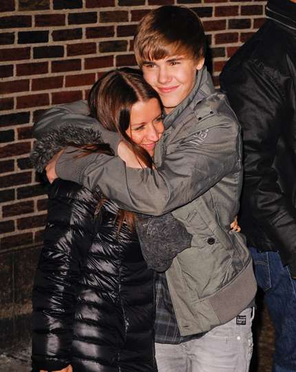 Justin Bieber abbraccia teneramente la mamma