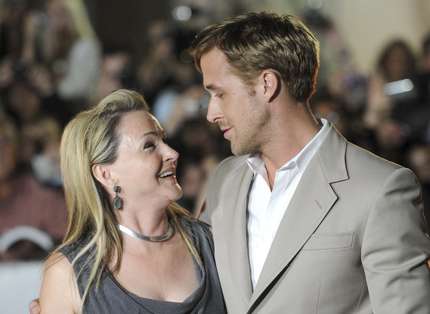 Ryan Gosling guarda intensamente la mamma