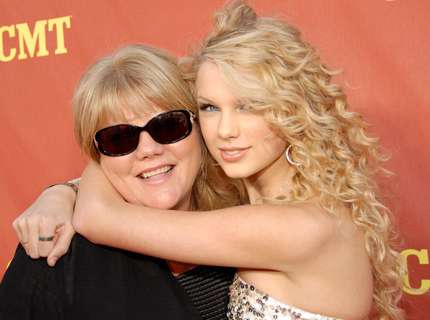 Taylor Swift abbraccia la mamma sul red carpet