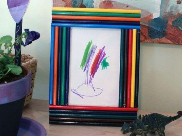 Cornice con matite colorate