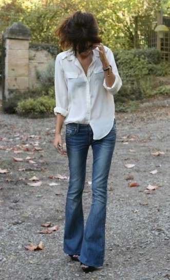 Camicia bianca e jeans a zampa