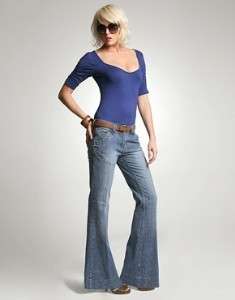 Jeans a zampa con maglia aderente