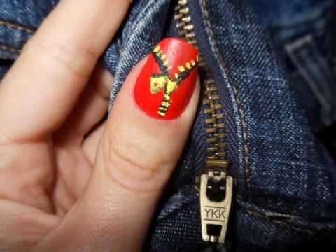 Dettaglio della nail art rossa con zip