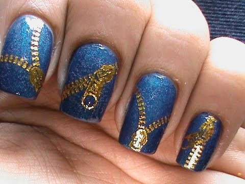 Nail art blu glitterata con zip