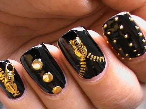 Nail art nera con zip e borchie oro