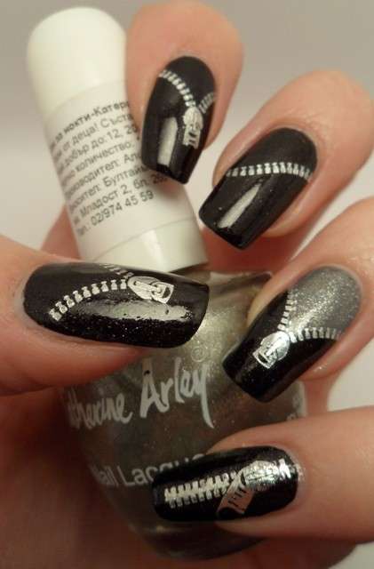 Nail art nera e argento con zip