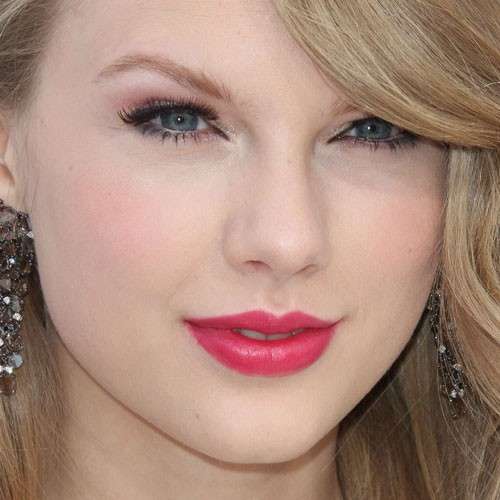 Taylor Swift con makeup rosa