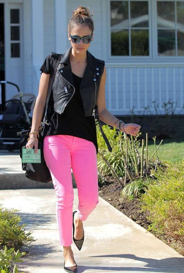 Jessica Alba indossa i pantaloni rosa