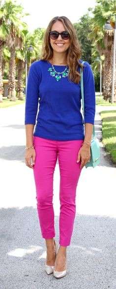 Pantaloni rosa e maglioncino blu