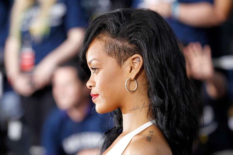 Rihanna ed il look con rasatura