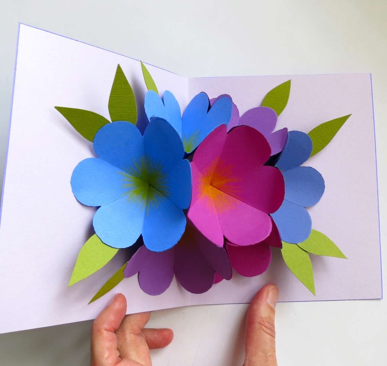 Biglietto pop up con fiori blu e viola