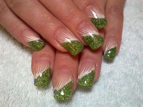 French manicure verde con piuma bianca