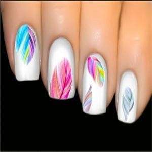 Nail art bianca con piume colorate